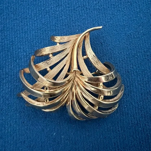 Huge Gold Tone Crown Trifari Feather or Leaf Plume Mid Century Brooch - Picture 2 of 6